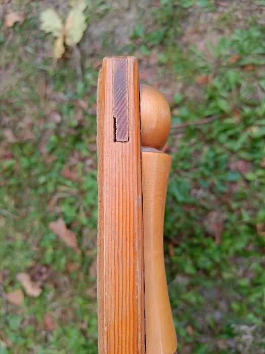 Lustro w solidnej, toczonej ramie z naturalnego drewna.