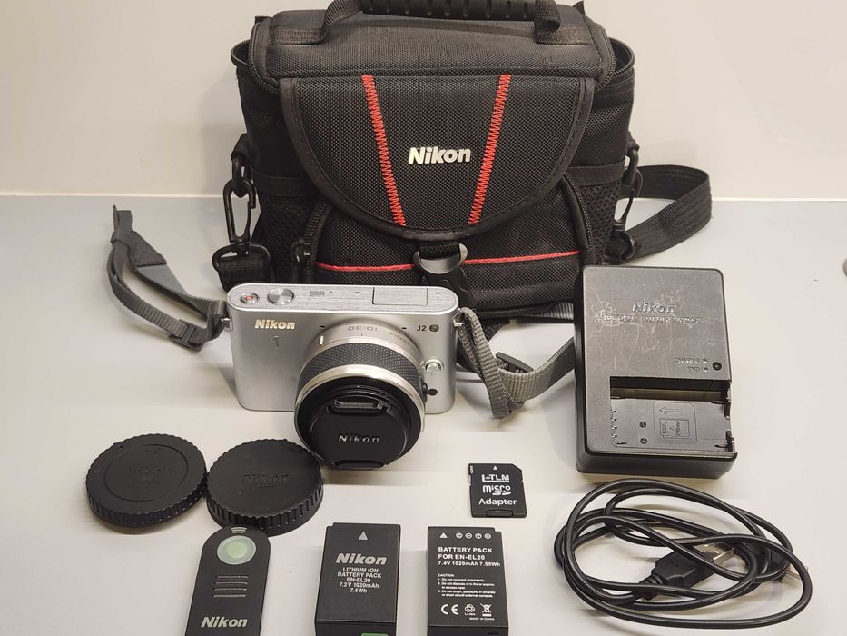 Nikon 1 J2 z obiektywem 10–30 mm – komplet z bogatym wyposażeniem