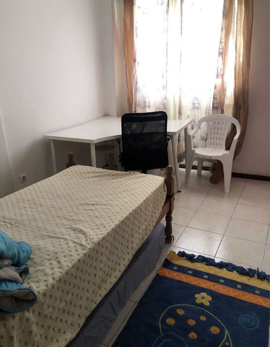 Alugo quarto na amadora