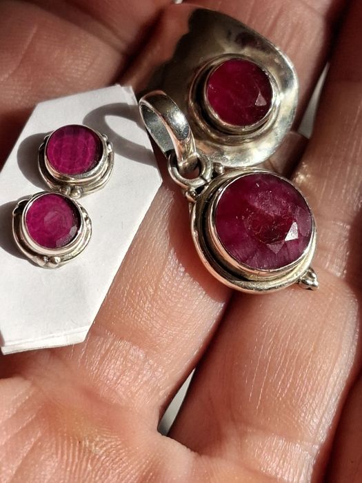 Komplet z rubinem naturalnym.