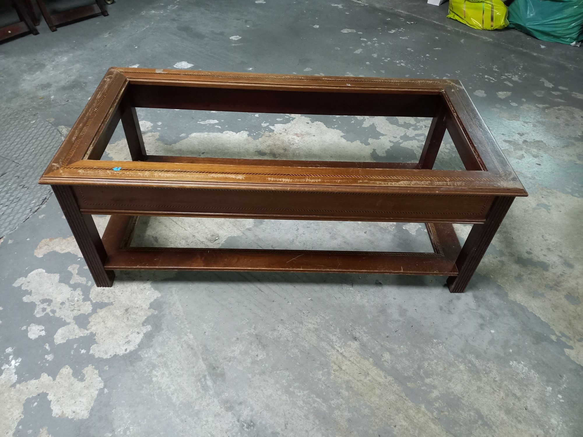 Mesa de apoio para sala, com duas prateleiras em vidro