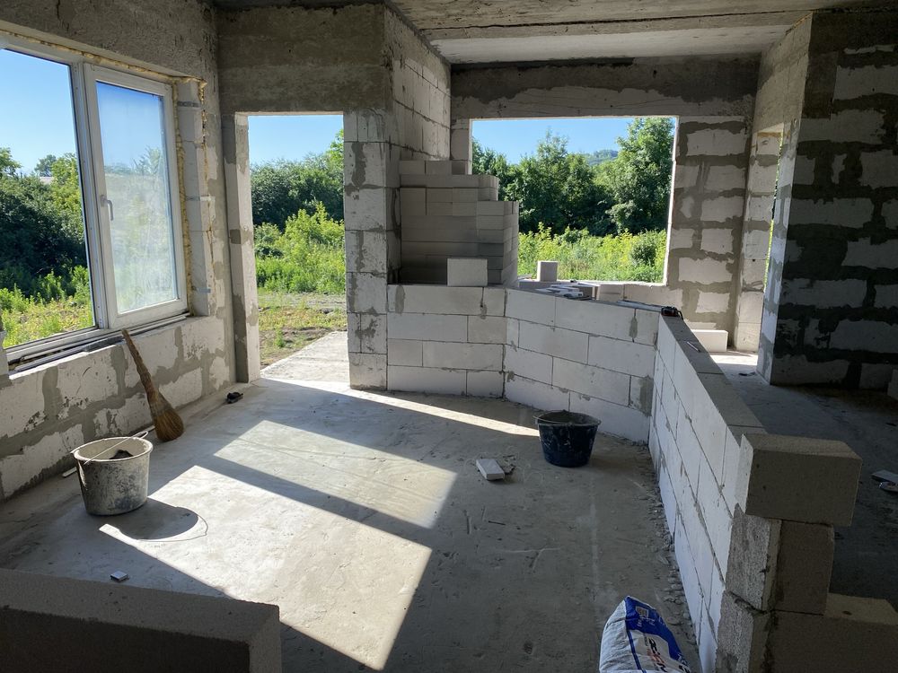 Готовий будинок на закритій територіі зі сховищем