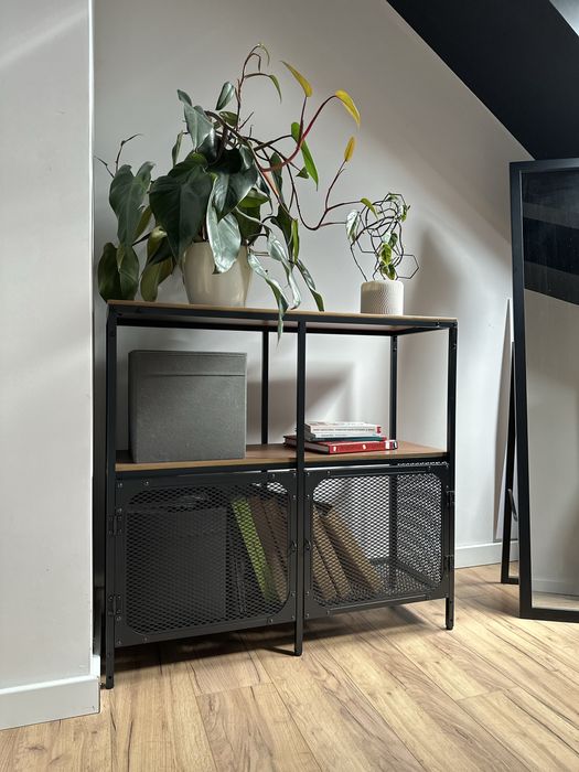 Regał metalowy z drewnianym blatem, metalowe drzwi