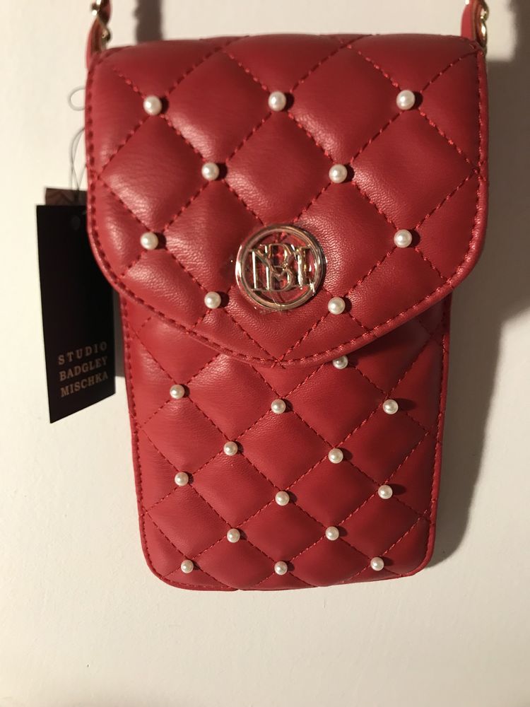 Etui na telefon/dokumenty z perłami Badgley Mischka na łańcuszku