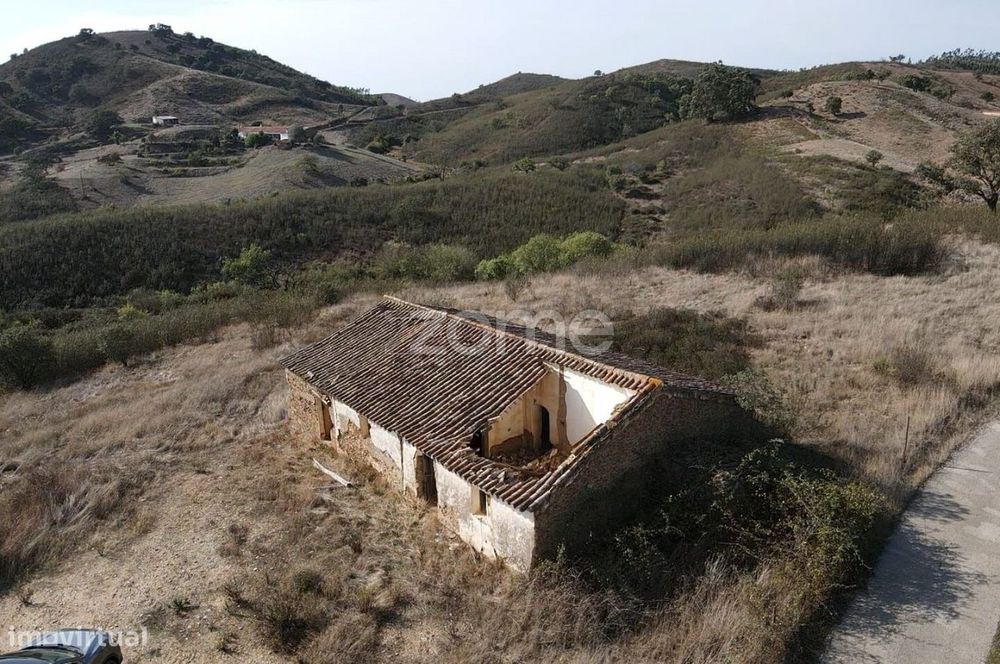 Ruína para recuperar em Corte Peral, S.M. da Serra c/ 136m2