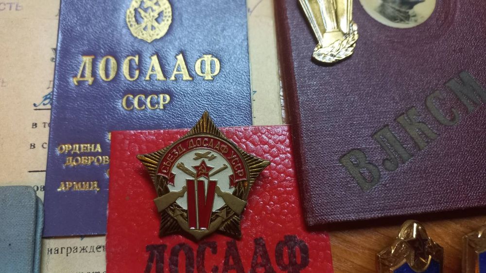 Документы времён СССР и значки