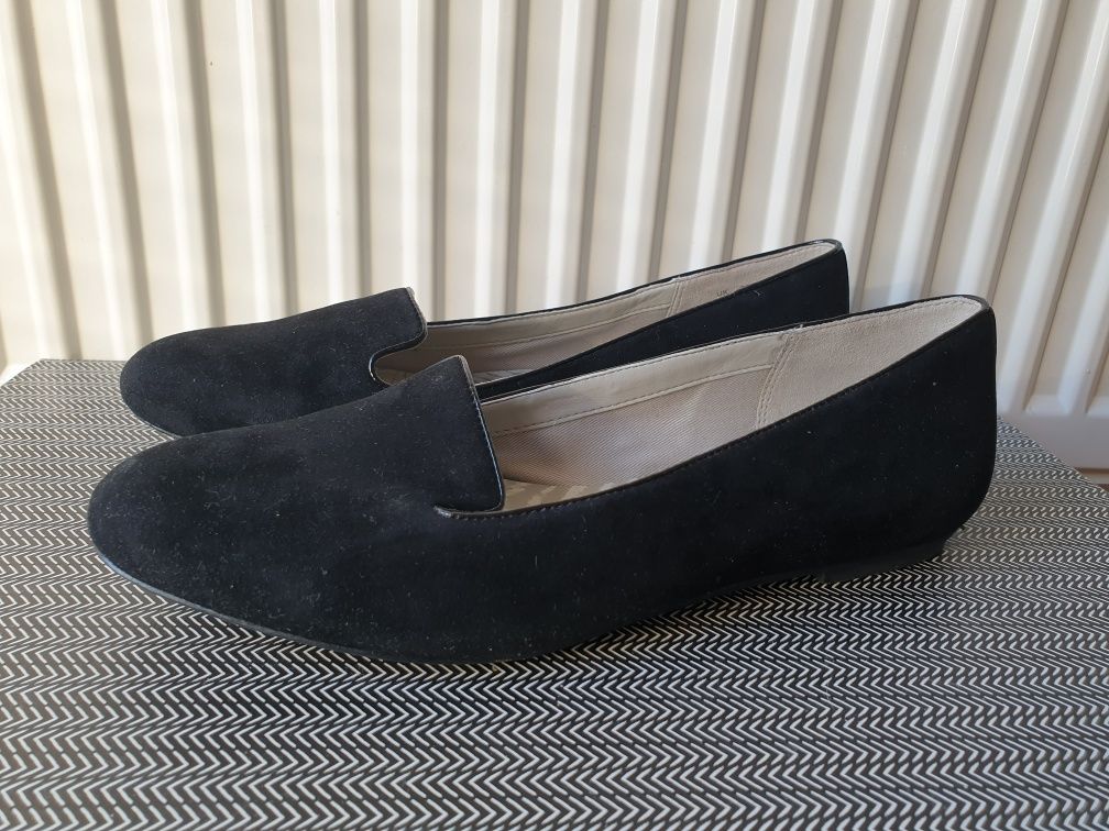 Czarne zamszowe lordsy Clarks rozmiar 39 UK6 skórzane baleriny