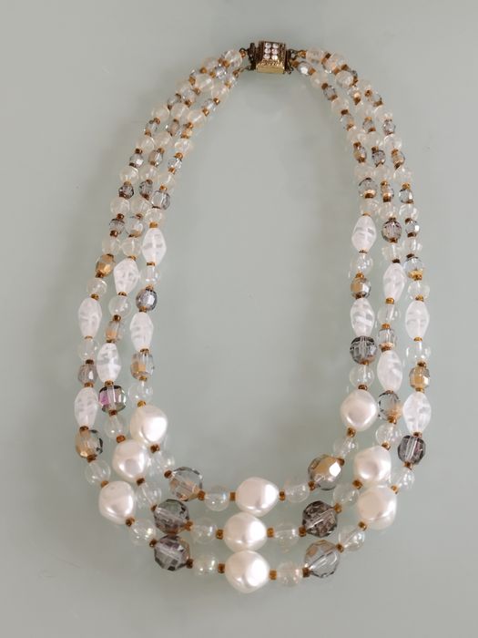 Lindo collar vintage em pasta de vidro e plástico.
