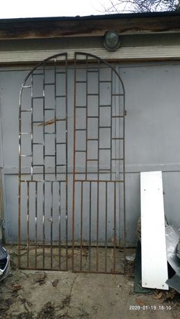 Декоративная крепкая металлическая дверь
