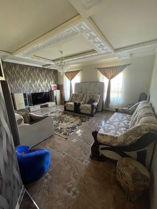 Продається будинок з земельною ділянкою.