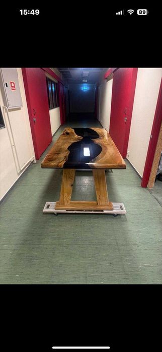 Stół z dębowymi nogami i czarna żywica