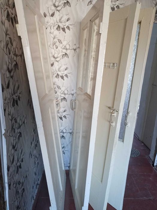 Двері дерев'яні 4 шт., лутки (порізані), вікна   б/у, стан на фото