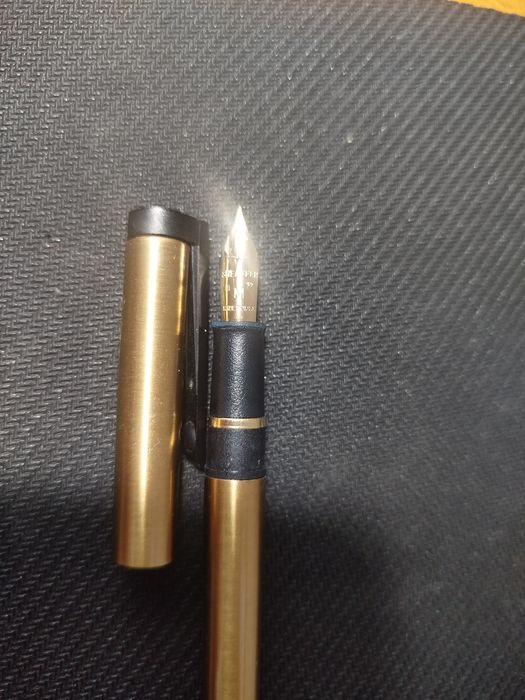Caneta sheaffer dourada