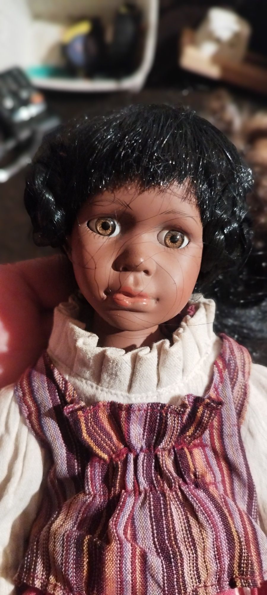 Lalka kolekcjonerska z porcelany – tradycyjny strój ludowy