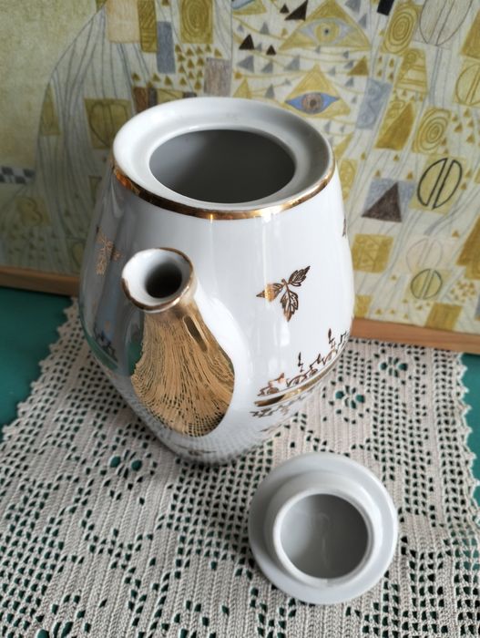 Porcelanowy dzbanek ze złoceniami; Karolina; okres PRL; ok.21cm. wys.