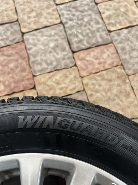 Прдам зимову гуму Nexen  215/55 r 17  ост 7 мм