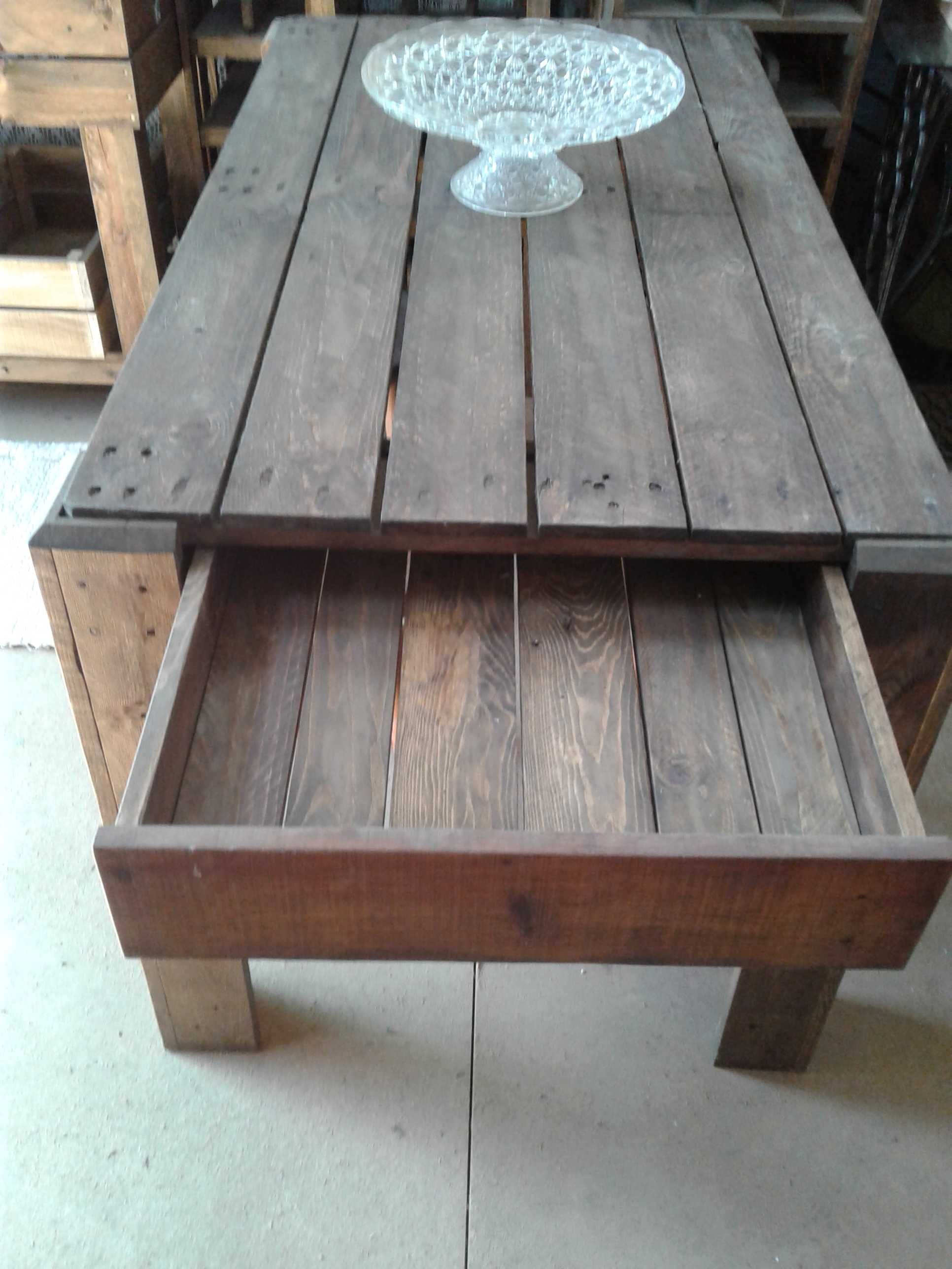 Mesa com bancos e garrafeira