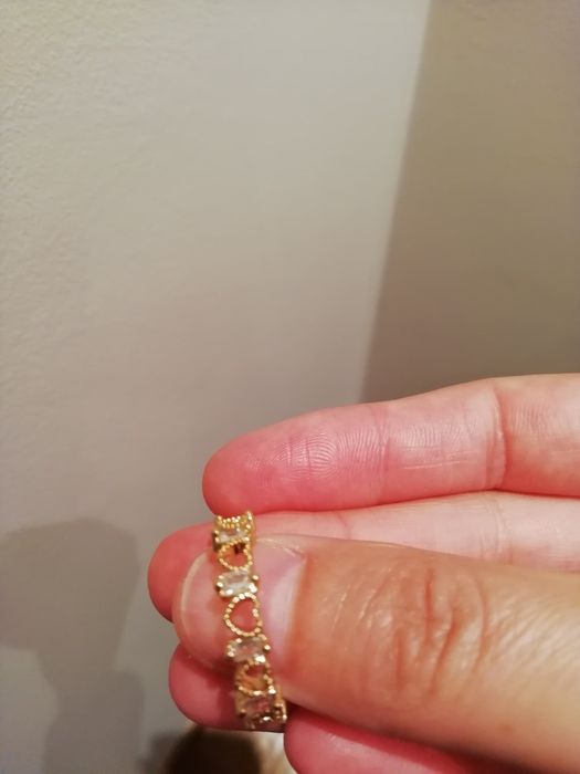 Anel aço inoxidável ajustável com corações e zirconias brilhantes.
