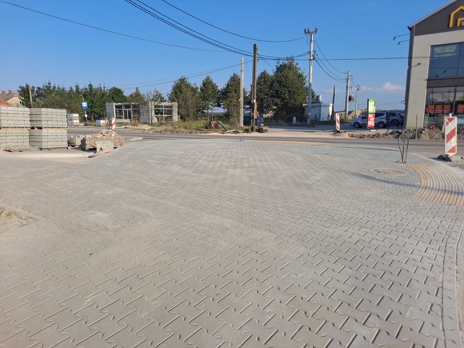 Układanie przekładanie starej pozapadanej kostki brukowej brukarstwo