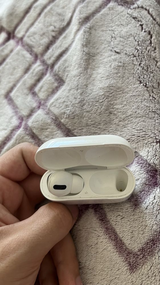 Левый наушник airpods pro с кейсом оригинал !!