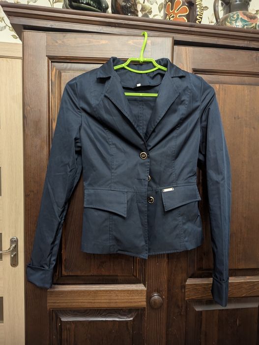 Одяг на дівчину старшокласницю. Безкоштовно.