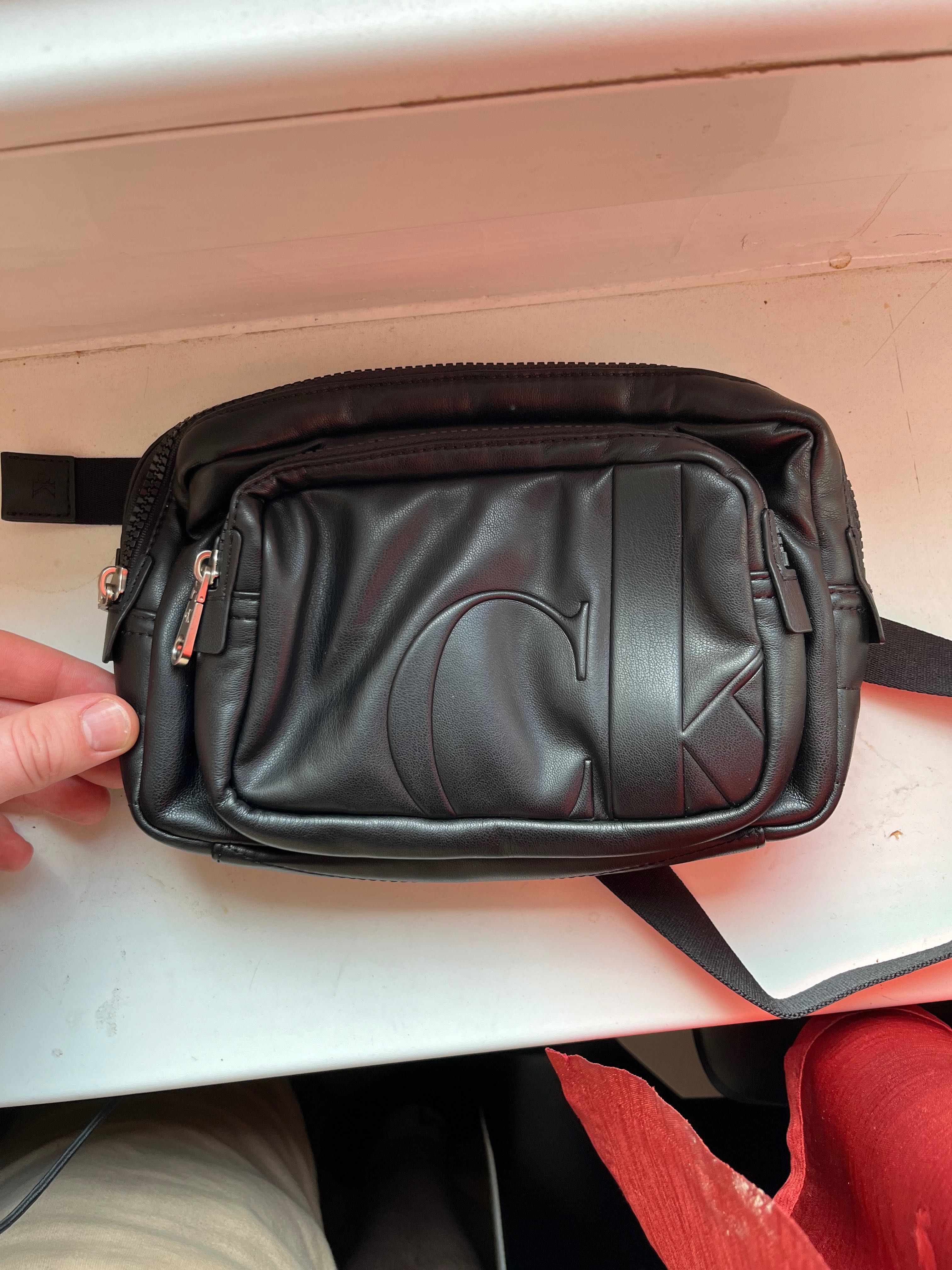 Saszetka Calvin Klein (czarna skóra) nowa, nie używana, stan 10/10
