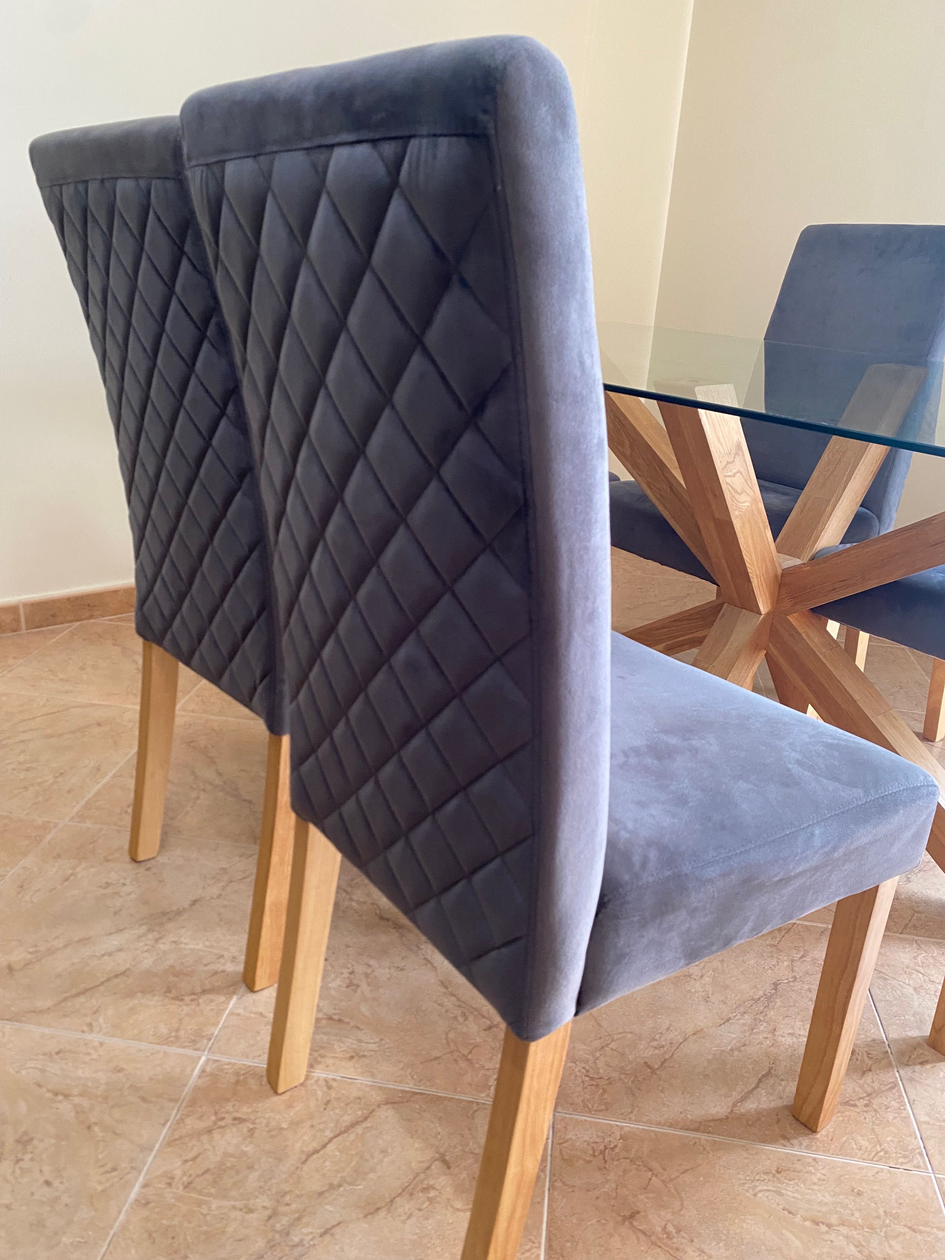Vendo mesa com cadeiras nova