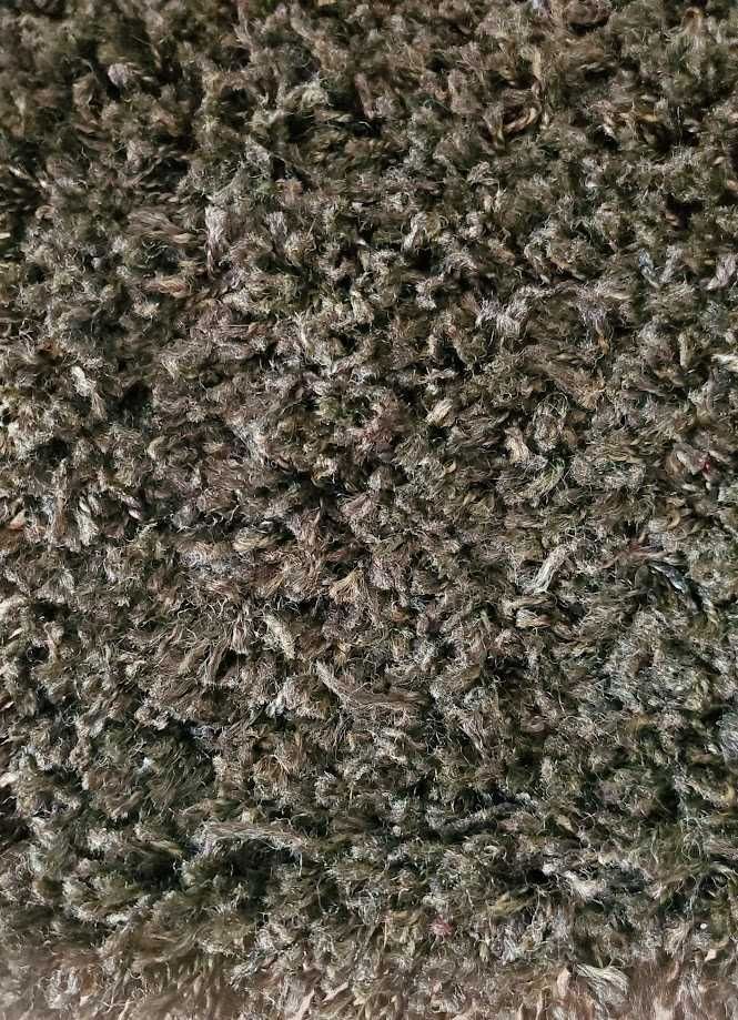 Conjunto carpetes e tapetes castanhos em bom estado