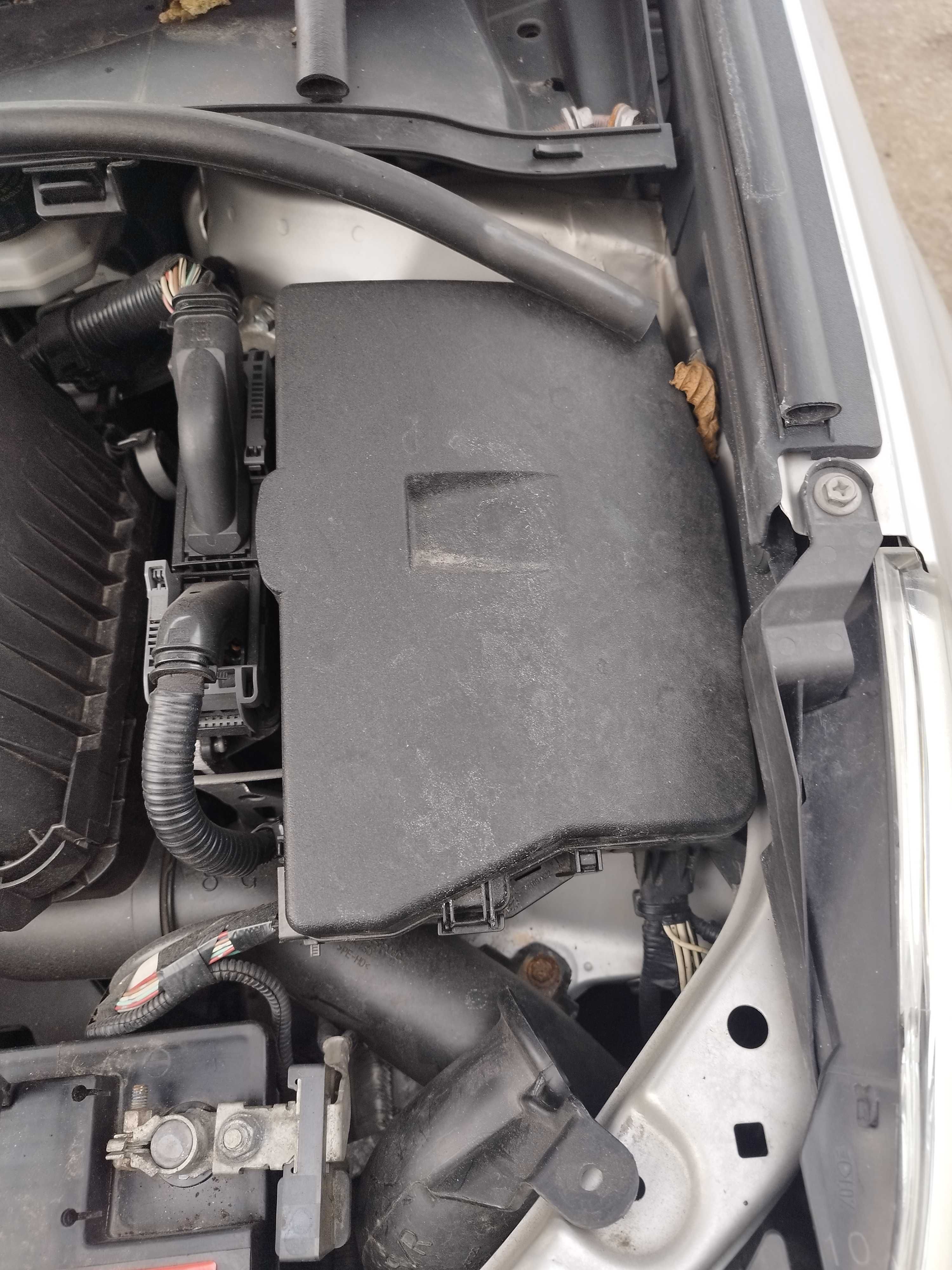 Obudowa skrzynka bezpieczników Toyota Avensis T27 2.0 VVTI