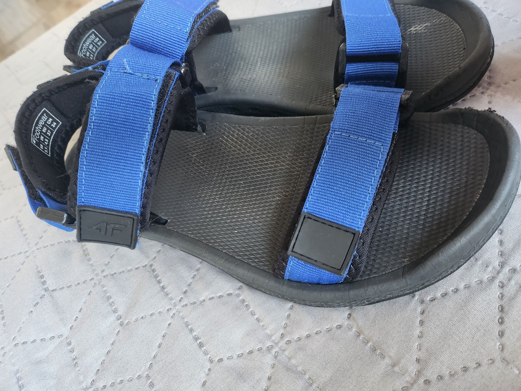 Sandały chłopięce niebieskie 4F, rozmiar 37