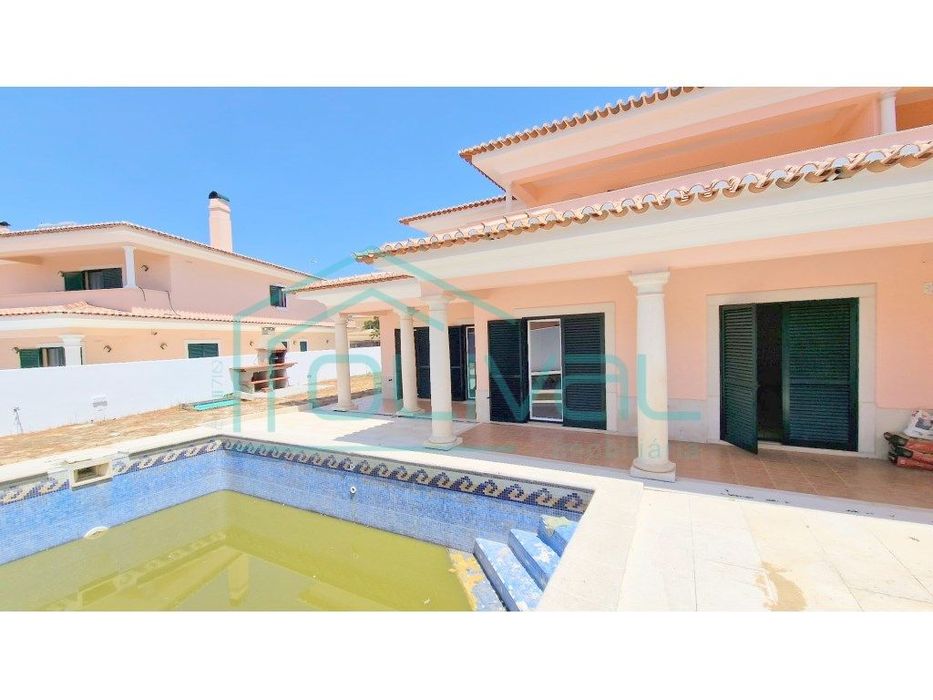 Moradia de Luxo em Condomínio Privado T4 + 1