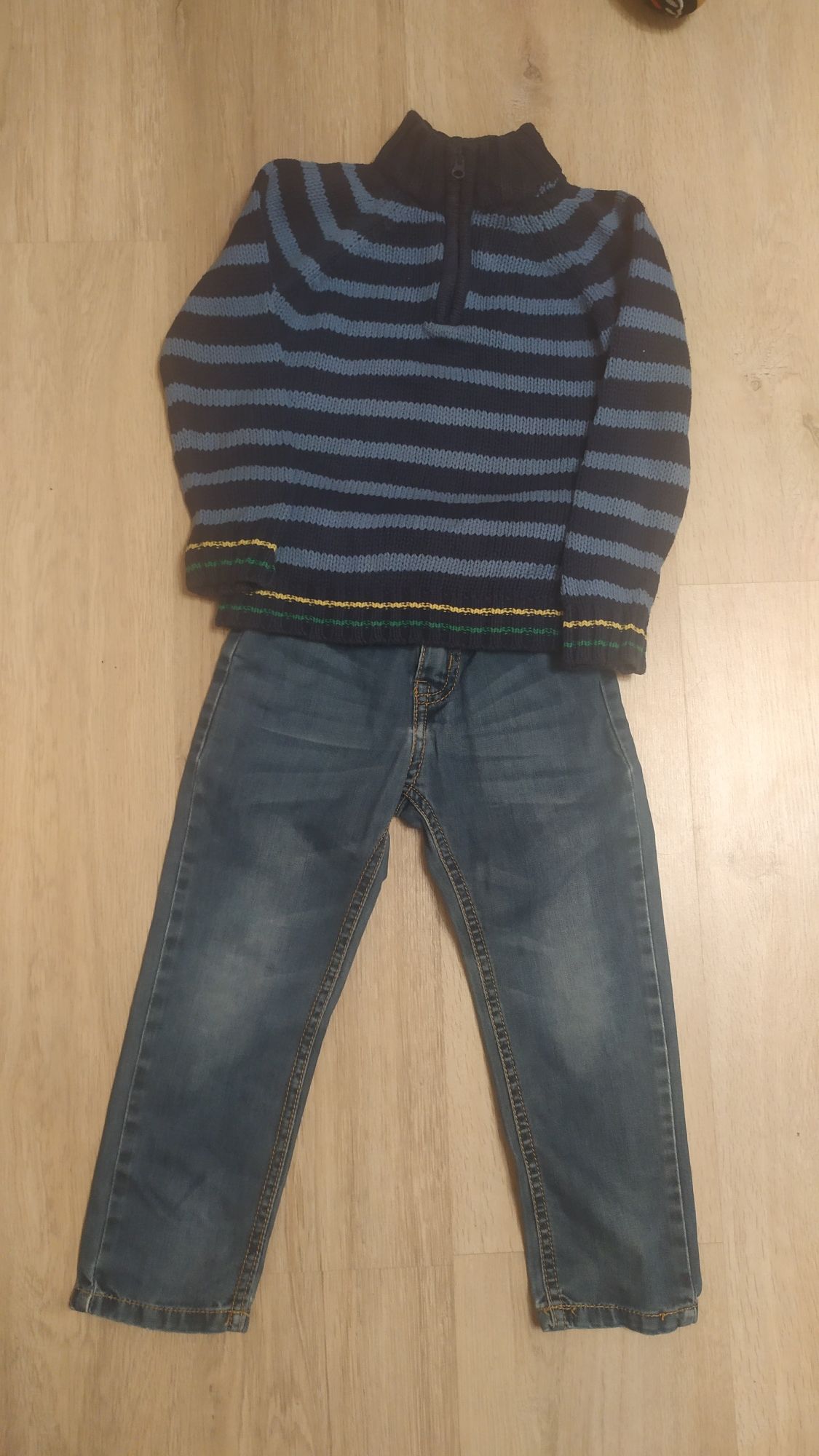 Продам  джинсы и свитер на мальчика