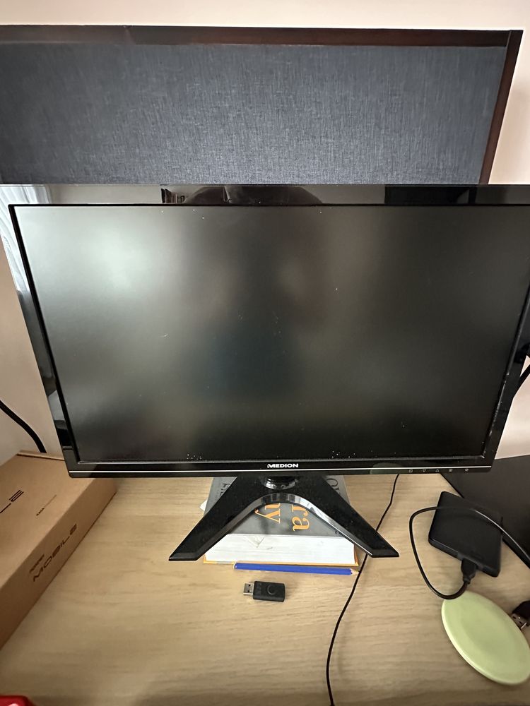 Komputer stacjonarny 1TB  24GB  RAM monitor medion klawiatura