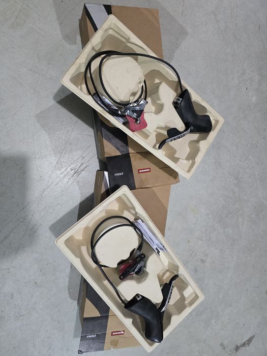 Manetes Sram Red Axs 12v, com tubos hidráulicos e pinças de travão