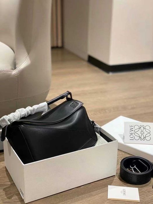 Bolsa de ombro com elementos geométricos da Loewe