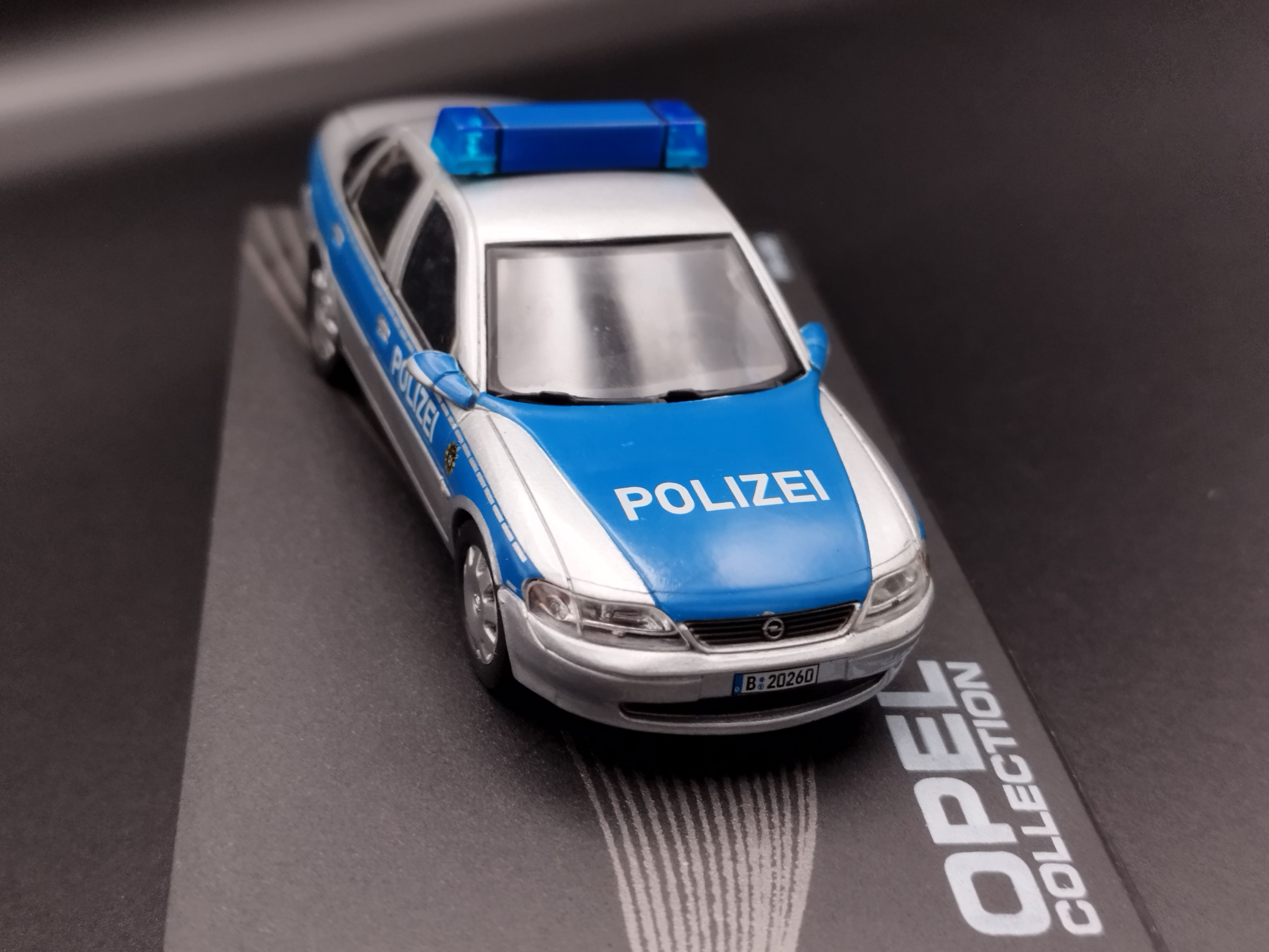 1:43 Opel Collection Vectra B Polizei model używany