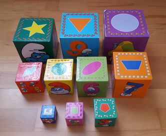 Zestaw 10 kartonowych pudełek z motywami z bajki Smerfy