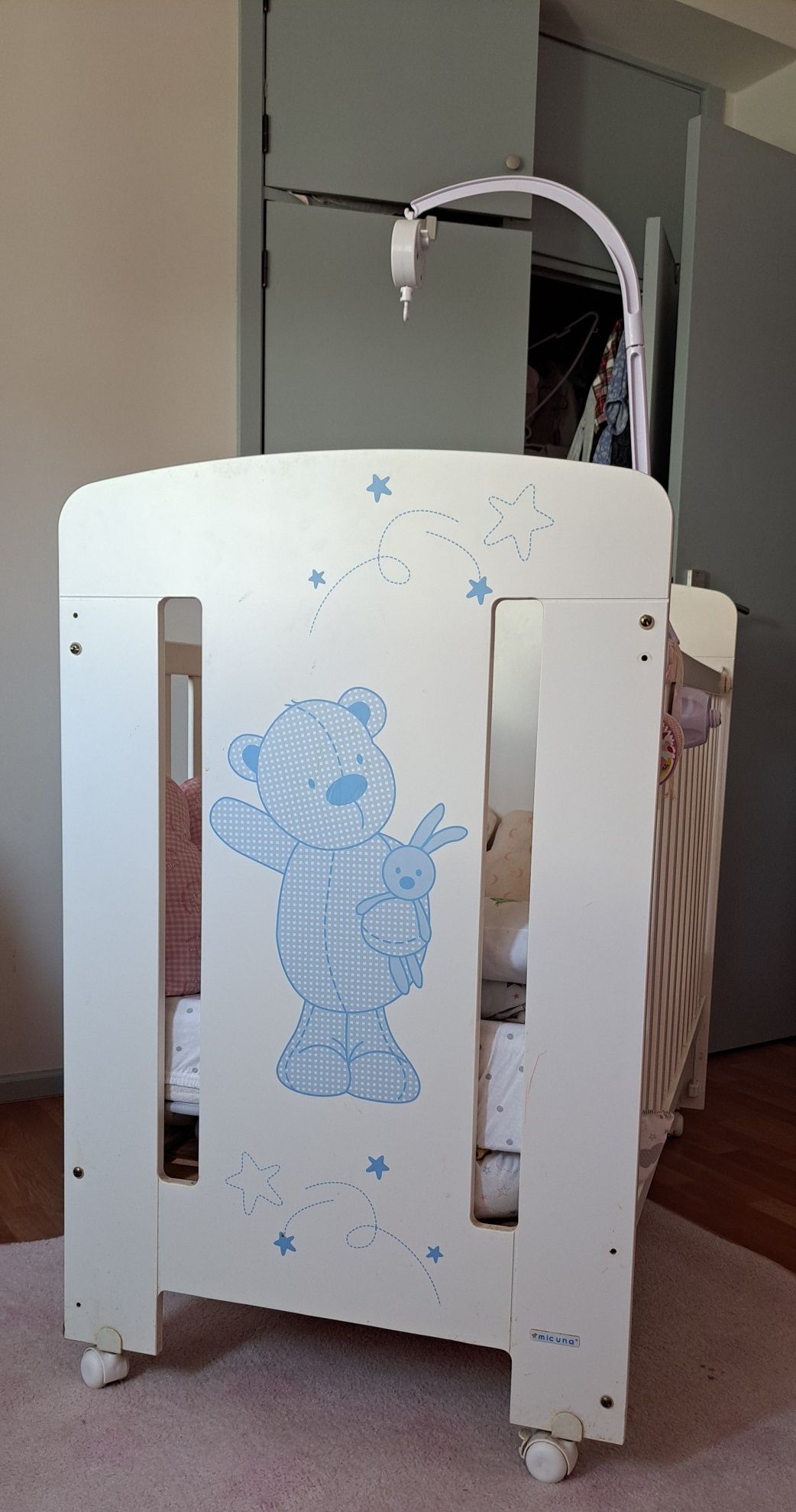 Cama de bebé  marca micuna