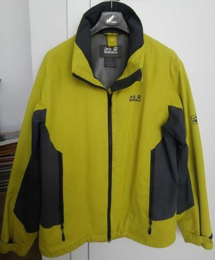 Kurtka typu hardshell specjalistycznej marki Jack Wolfskin.