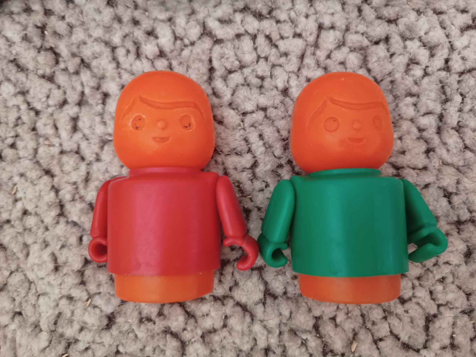 Dwie zabawki PRL vintage ludziki figurki plastikowe