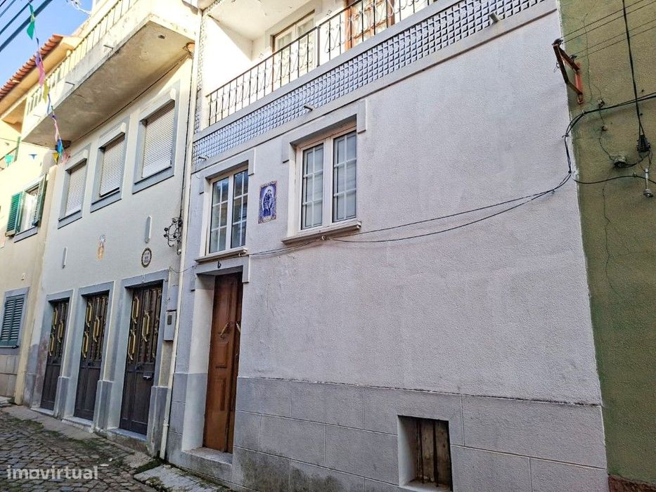 Moradia Central no Fundão com Garagem Ampla