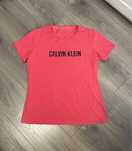 Calvin Klein 40 L t-shirt malinowy róż czarne logo