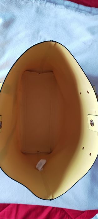 Mala amarela de senhora