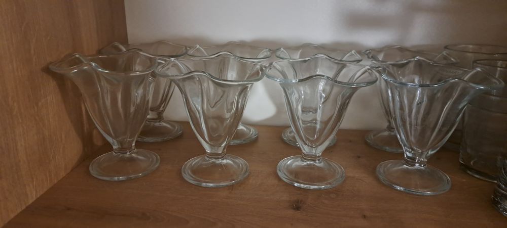 8 pucharków do deserów