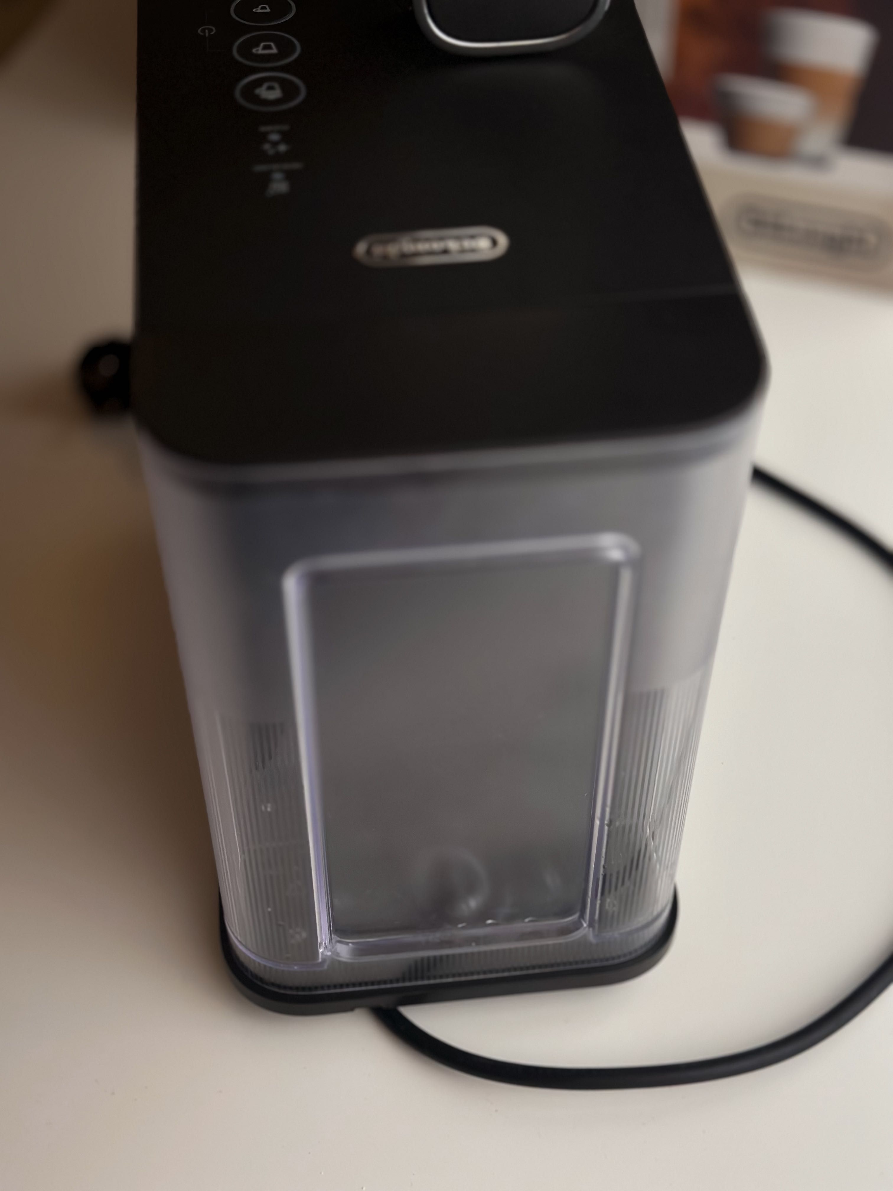 Máquina de café Nespresso Latissima One Delonghi Preta + acessórios