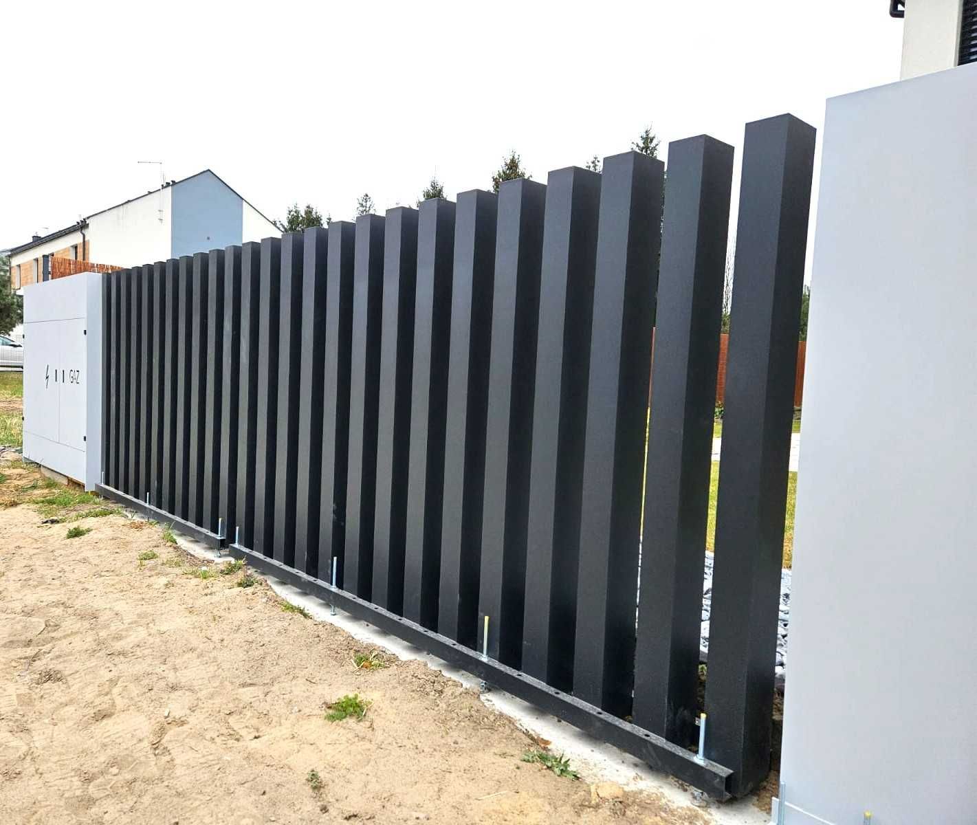 Nowoczesne ogrodzenia z aluminium profile pionowe, grzebieniowe.