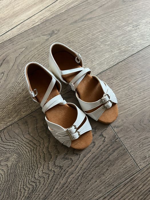 Нові білі туфлі для бальних танців