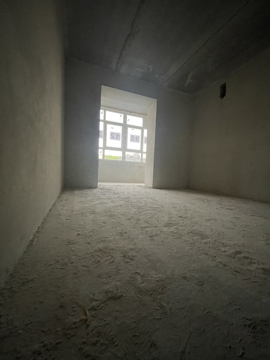 Готовий до ремонту 3-х кімннатний сирець біля міського озера