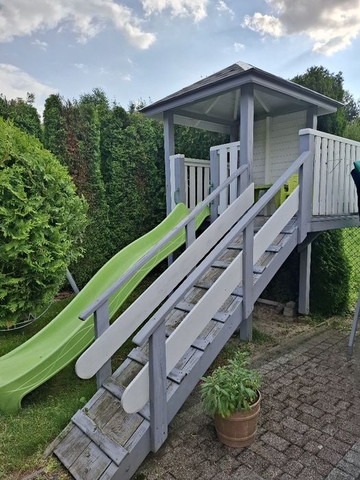 Domek dla dzieci ze zjeżdżalnią