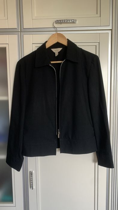 Чорна весняна куртка, на замочку